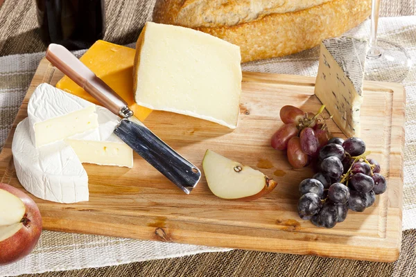 赤ワインとチーズ ・ プレート — ストック写真