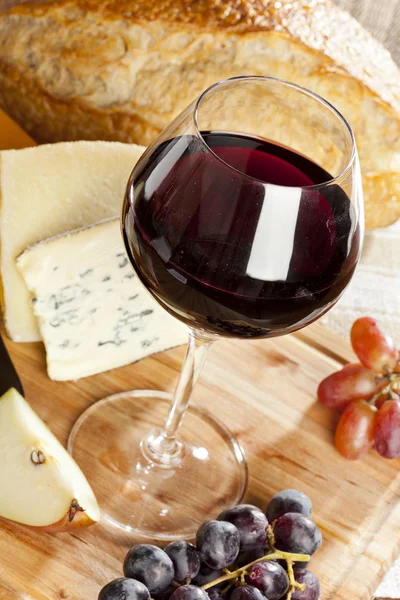 Vino rosso e piatto di formaggio — Foto Stock