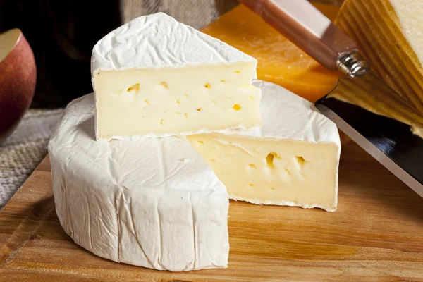 Frischer weißer Brie-Käse — Stockfoto