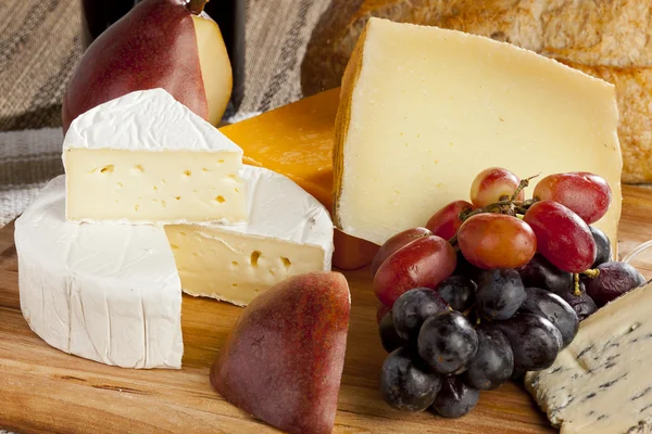 Rode wijn en kaas plaat — Stockfoto
