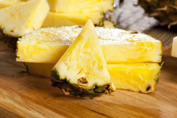 Świeży żółty ananas organicznych — Zdjęcie stockowe