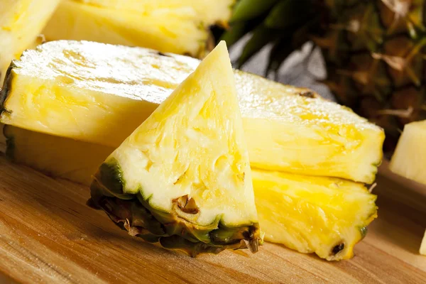 Свежий желтый органический ананас — стоковое фото