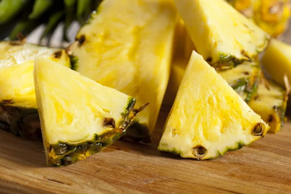 Verse gele organische ananas — Stockfoto