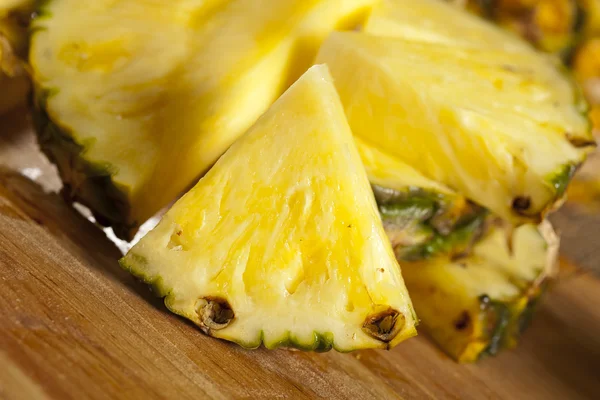 Świeży żółty ananas organicznych — Zdjęcie stockowe