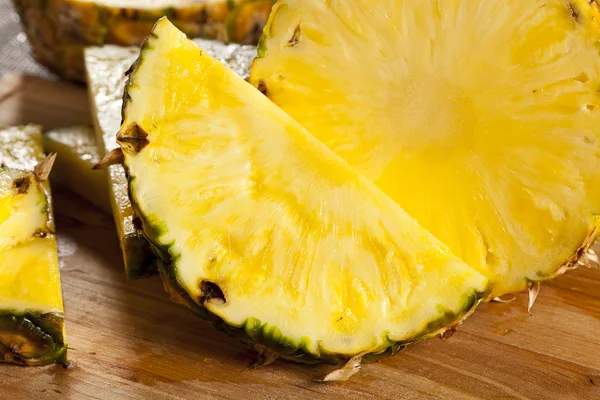Frische gelbe Bio-Ananas — Stockfoto