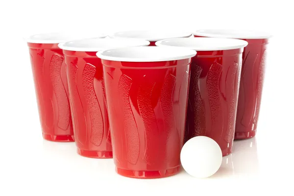 Красное пиво понг чашки — стоковое фото