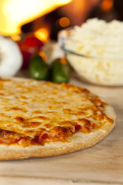 Klassieke zelfgemaakte Italiaanse kaas pizza — Stockfoto