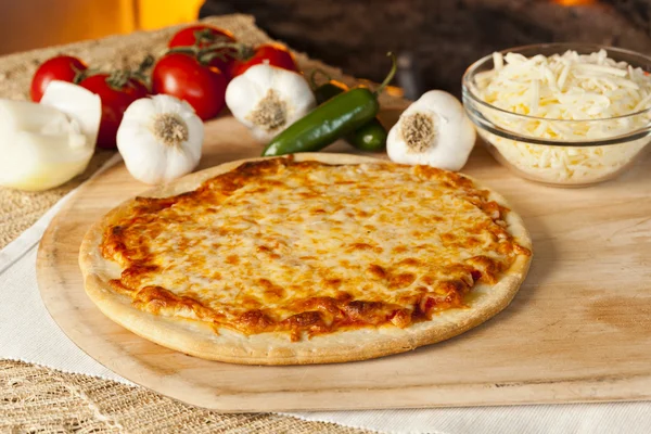 Pizza casera clásica de queso italiano — Foto de Stock