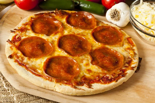 Classico fatto in casa italiano Pepperoni Pizza — Foto Stock