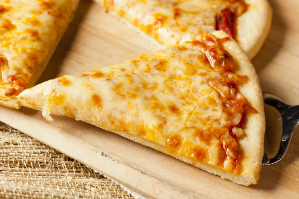 Klassische hausgemachte italienische Käsepizza — Stockfoto