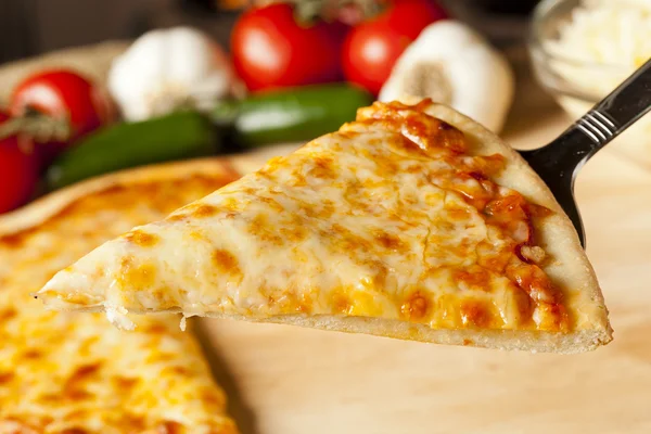 Classica pizza al formaggio italiana fatta in casa — Foto Stock