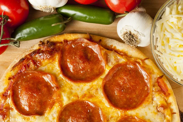 Pizza italiana caseira clássica Pepperoni — Fotografia de Stock