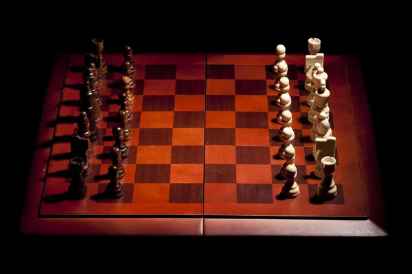 Klasická dřevěná šachovnice s šachové figurky — Stock fotografie