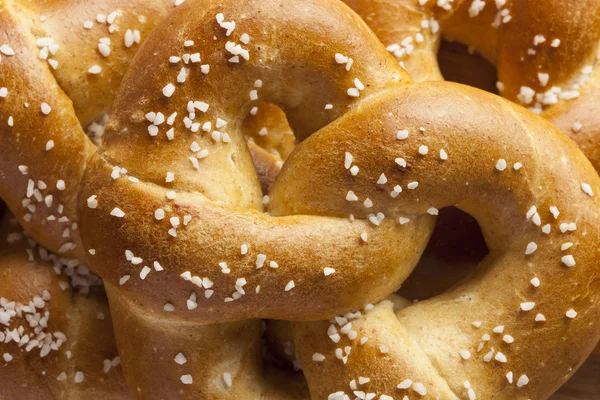 Hausgemachte warme weiche Brezel — Stockfoto