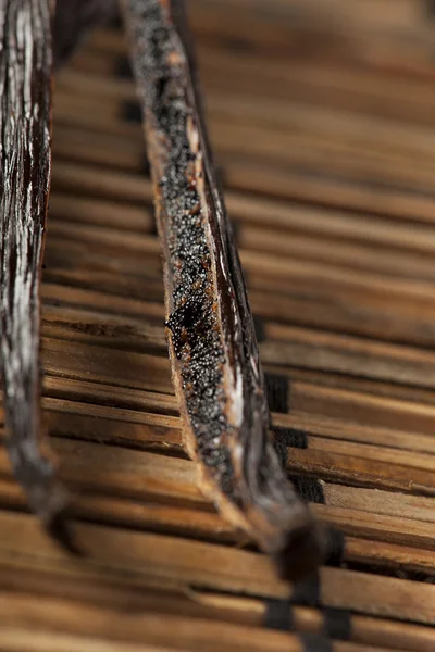 Органическая ванильная фасоль коричневого цвета — стоковое фото