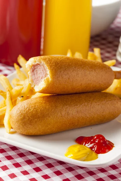 Organiczny corndog na patyku — Zdjęcie stockowe