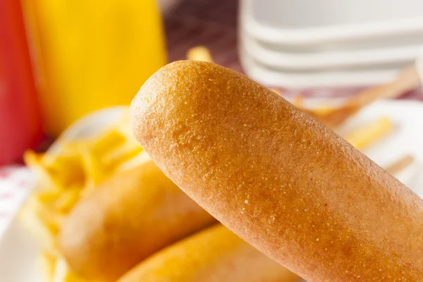 Organiska corndog på en pinne — Stockfoto