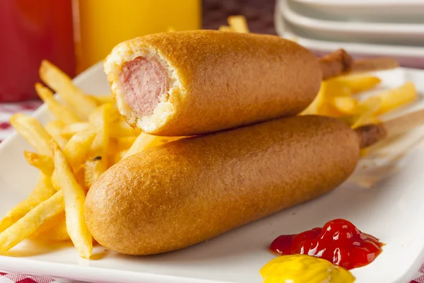 Organiczny corndog na patyku — Zdjęcie stockowe