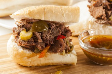 Sulu ev yapımı İtalyan etli sandviç