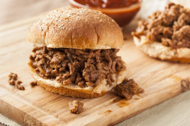 özensiz ızgara biftekli sandviç