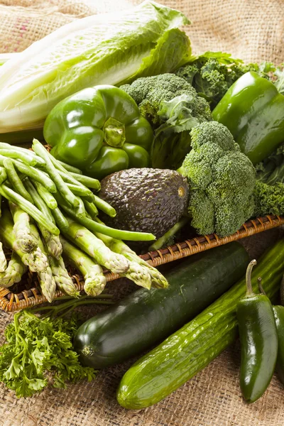 Groupe de légumes verts biologiques frais assortis — Photo