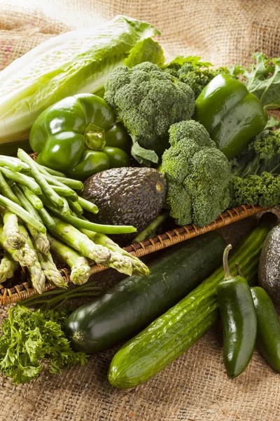 Groupe de légumes verts biologiques frais assortis — Photo