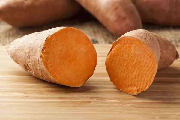 Batata doce de laranja orgânica fresca — Fotografia de Stock