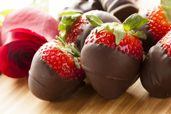 Gourmet-Erdbeeren mit Schokolade überzogen — Stockfoto