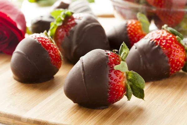 Gourmet-Erdbeeren mit Schokolade überzogen — Stockfoto
