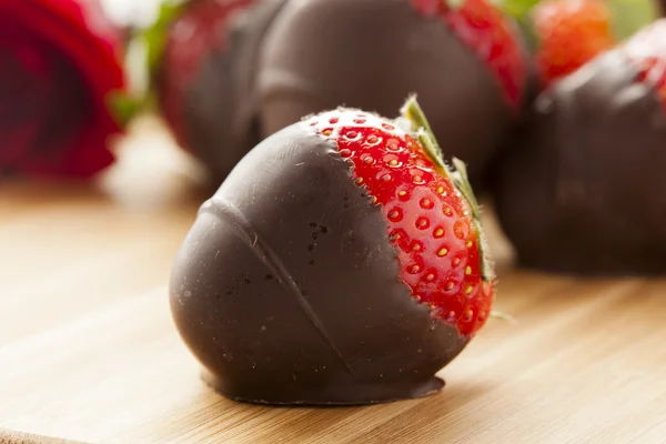 Gourmet-Erdbeeren mit Schokolade überzogen — Stockfoto