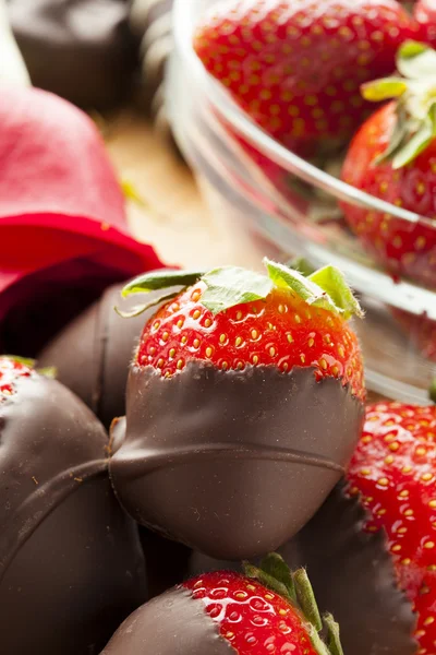 グルメ チョコレートに覆われているイチゴ — ストック写真