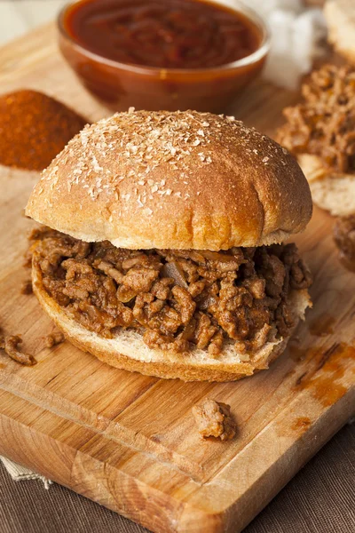 Sándwich de carne barbacoa descuidado — Foto de Stock
