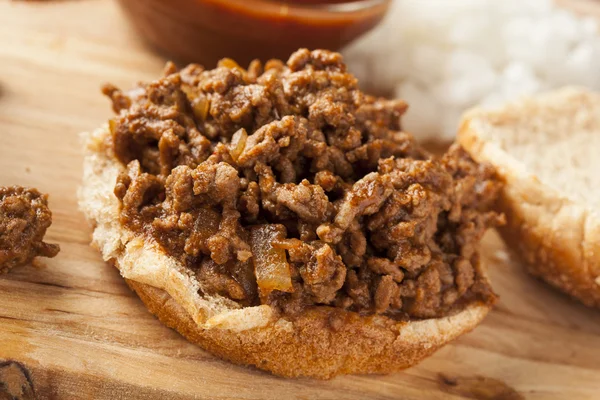 Sándwich de carne barbacoa descuidado —  Fotos de Stock