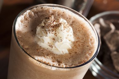 zengin ve kremalı çikolatalı süt