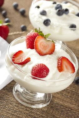 taze organik Yunan yoğurt çilek ile