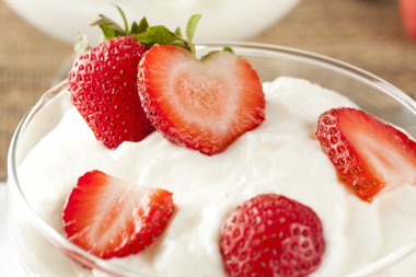 taze organik Yunan yoğurt çilek ile