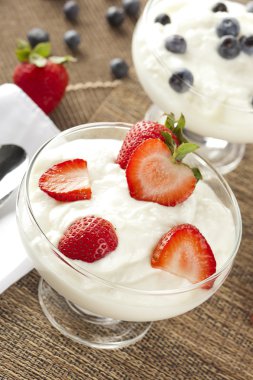 taze organik Yunan yoğurt çilek ile