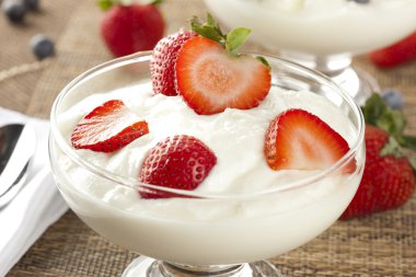 taze organik Yunan yoğurt çilek ile