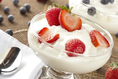 taze organik Yunan yoğurt çilek ile