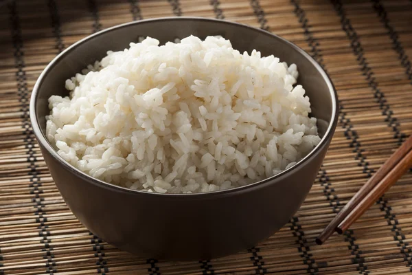 Schüssel mit weißem Bio-Reis — Stockfoto