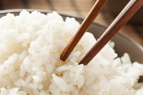 Miska ryżu organiczne biały — Zdjęcie stockowe
