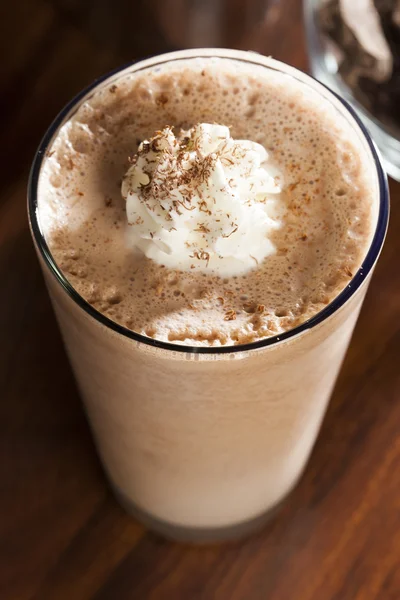 Reichhaltiger und cremiger Schokoladen-Milchshake — Stockfoto