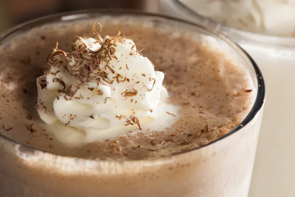 Reichhaltiger und cremiger Schokoladen-Milchshake — Stockfoto