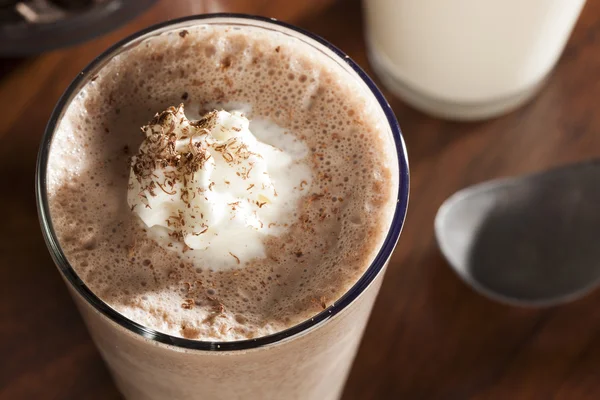 Reichhaltiger und cremiger Schokoladen-Milchshake — Stockfoto