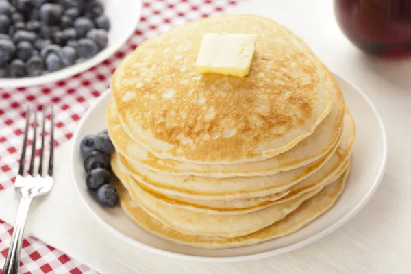 Panqueques frescos caseros con jarabe — Foto de Stock