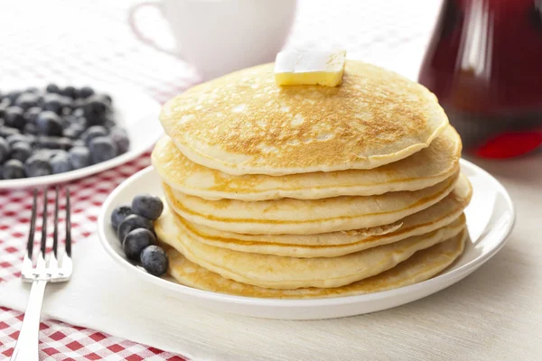 Panqueques frescos caseros con jarabe — Foto de Stock