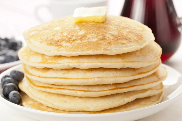 Panqueques frescos caseros con jarabe — Foto de Stock