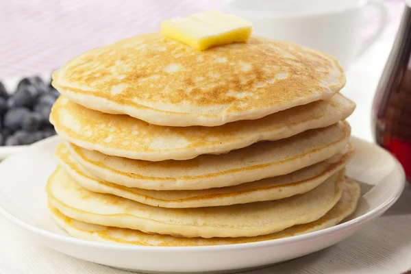 Panqueques frescos caseros con jarabe — Foto de Stock