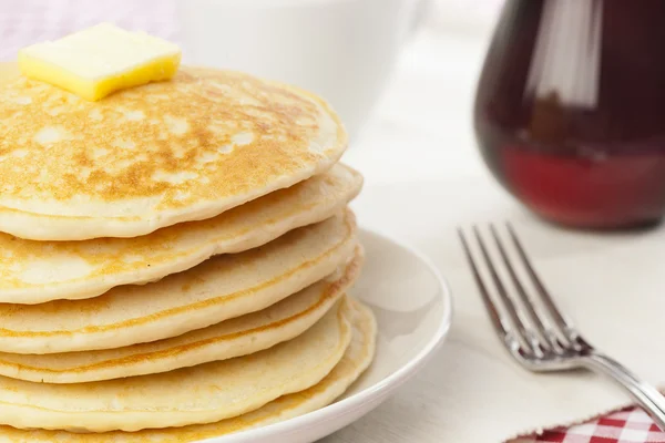 Panqueques frescos caseros con jarabe — Foto de Stock