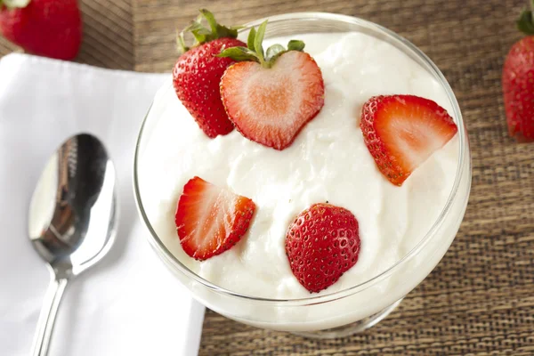 Frischer griechischer Bio-Joghurt mit Erdbeeren — Stockfoto